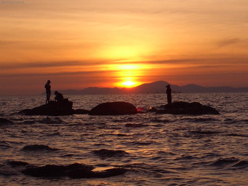 Foto: z�pad slunce a m�stn� ryb��i ( Pattaya  - Thajsko )