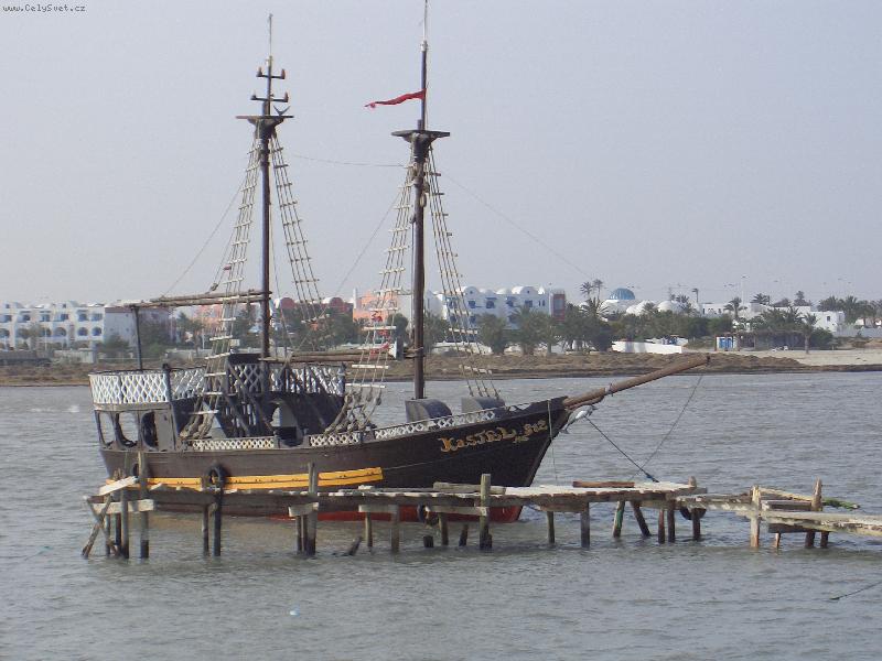 Foto: lo�ka v p��stavu na ostrov� Djerba