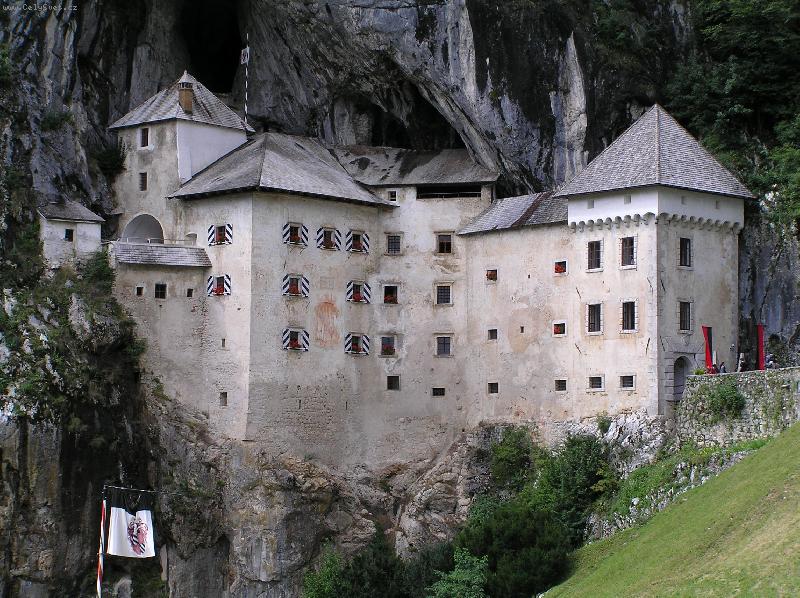 Foto: Hrad z poh�dky-Predjamsk� hrad - Slovinsko