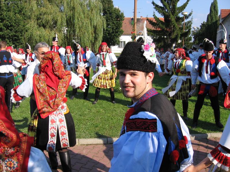 Foto:   Hody  na Morav�-Kr�sa kroje, ml�d�.....