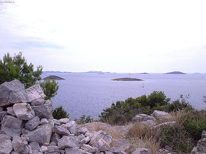 Foto: ostr�vky Kornati-T�k� byla cesta a� nahoru.