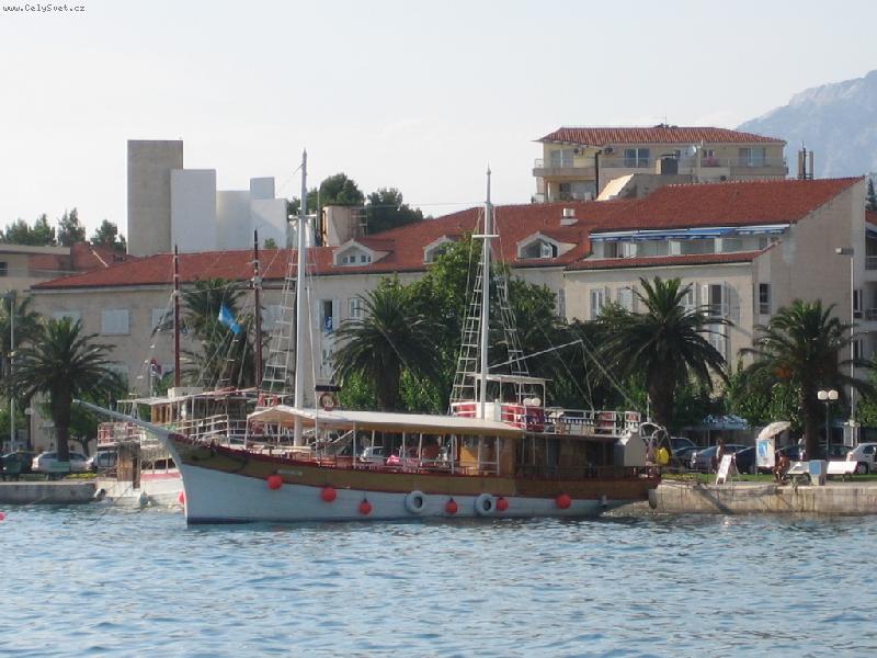 Foto: Lo� v p��stavu