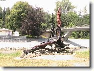 Socha �eny ukazuj�ci na velikost vody p�i z�plav�ch