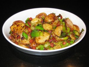 Recept online: Brambory s p�rkem: V�born� p��loha k masu - na m�sle osma�en� pl�tky brambor a p�rku 