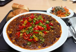 Recept online: Chilli con carne: Tradi�n� mexick� pokrm - mlet� hov�z� du�en� s raj�aty a fazolemi, ko�en�n� chilli, p�livou paprikou  a tabascem