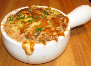 Recept online: Cibulov� pol�vka na francouzsk� zp�sob: Jemn� hov�z� v�var s karamelizovanou cibul� a s�rov�mi kosti�kami