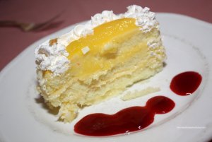 Recept online: Citr�nov� dezert s mandlemi: Jemn� citr�nov� kr�m zdoben� �leha�kou a mandlemi