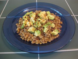 Recept online: �o�ka nakyselo s rybou a avok�dem: �o�ka s kousky tu��ka a avok�dem