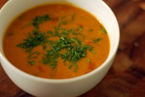 Recept online: D��ov� pol�vka: Bohat� ko�en�n� pol�vka z d�n�, p�rku a �erven� �o�ky se smetanou a prou�ky osma�en� slaniny