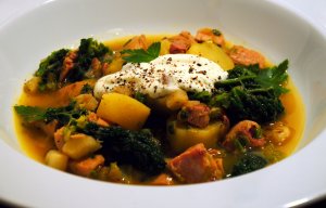 Recept online: Francouzsk� hrnec: Vydatn� eintopf - uzen� maso va�en� s pestrou sm�s� zeleniny a klob�sou