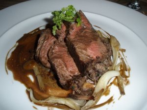 Recept online: Hov�z� k�ta na �erven�m v�n�: Marinovan� hov�z� k�ta s om��kou z ko�enov� zeleniny, ko�en�, smetany a �erven�ho v�na