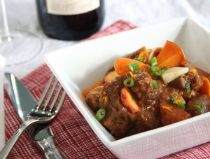 Recept online: Hov�z� po francouzsku: Ope�en� kousky hov�z�ho masa a b��ku va�en� se zeleninou, houbami, bylinkami a �erven�m v�nem