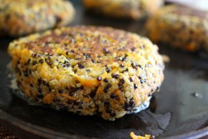 Recept online: Hrachov� placi�ky : Placi�ky ze �lut�ho hrachu s p��m�s� ko�en� a bylinek, sma�en� a pod�van� s jemnou om��kou se sezamem