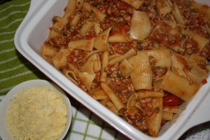 Recept online: Italsk� specialita z vep�ov�ho masa a t�stovin: Mlet� vep�ov� maso du�en� na v�n� s bylinkami a zeleninou zape�en� s t�stovinami a s�rovou om��kou