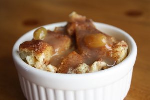 Recept online: Jable�n� n�kyp se sko�ic�: Vrstvy jable�n�ch pl�tk�, ope�en� strouhanky, sko�ice, rozinek a cukru upe�en� dozlatova