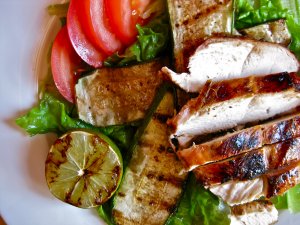 Recept online: Kr�t� prsa s citronem a sma�enou cuketou: Marinovan� a sma�en� kr�t� prsa pod�van� na sma�en�ch pl�tc�ch cukety