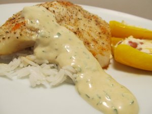 Recept online: Kr�t� prsa v  bylinkov� om��ce: Osma�en� kr�t� pl�tky v jemn� om��ce ze smetany, tvarohu, citronov� ���vy, bylinek a vajec