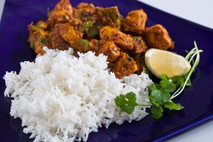 Recept online: Ku�ec� kari s kokosov�m ml�kem: Ku�ec� prs��ka na kari  se z�zvorem, koriandrem a kokosov�m ml�kem pod�van� s r���