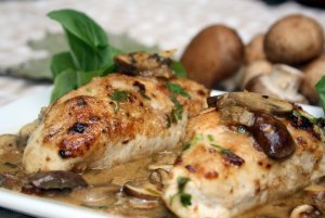 Recept online: Ku�ec� prsa se �ampiony: Osma�en� ku�ec� prsa v om��ce z raj�at, �ampion� a smetany