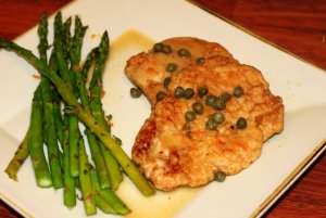 Recept online: Ku�ec� ��ze�ky v om��ce s ch�estem: Ku�ec� maso v om��ce z v�varu, s ch�estem, paprikou, v�honky a vla�sk�mi o�echy