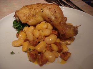 Recept online: Ku�ec� steh�nka na pivu s fazolemi: Restovan� ko�en�n� ku�ec� steh�nka, podu�en� na pivu a pova�en� spolu s b�l�mi fazolemi