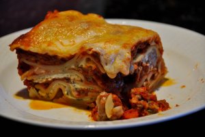 Recept online: Lasagne: Vrstven� t�stoviny zape�en� s mlet�m masem, raj�aty, b�lou om��kou a dv�ma druhy s�r�