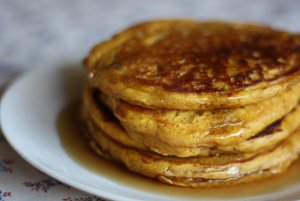 Recept online: L�vance z celozrnn� mouky: Lehk� l�vance z celozrnn� mouky se sirupem a d�emem