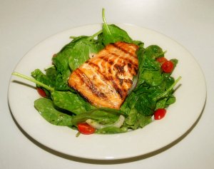 Recept online: Losos se �pen�tem: N�zkokalorick� pokrm z grilovan�ho lososa s pikantn� p�ipraven�m �pen�tem