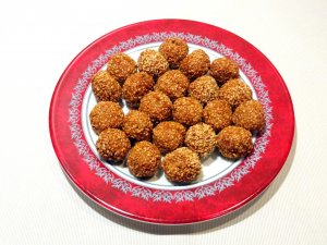 Recept online: Masov� kuli�ky v sezamov� om��ce: Sma�en� kuli�ky z hov�z�ho mlet�ho masa, bohat� ko�en�n�, s pikantn� om��kou ze sezamu a scherry