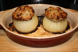 Recept online: Nad�van�  cibule: Cibule nad�van� sm�s� ko�en�n�ho mlet�ho masa, �unky,smetany a parmez�nu, zape�en� dozlatova