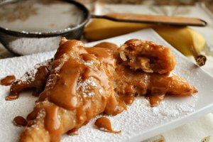 Recept online: Ovocn�  sma�en� jednohubky: Kousky ban�n� a jablek sma�en� v t�st��ku