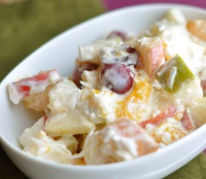 Recept online: Ovocn� sal�t s tvarohem a pist�ciemi: Zdrav� dezert z podzimn�ho ovoce, ochucen�ho tvarohu a pist�ci�