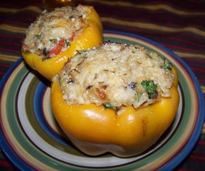 Recept online: Papriky pln�n� r��� a �unkou: Papriky pln�n� �unkovou r��� a  mozzarellou  v raj�atov� om��ce se smetanou