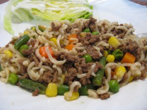 Recept online: Pe�en� sekan� z mlet�ho masa: Mlet� hov�z� maso sm�chan� ze zeleninou pe�en� s pl�tky slaniny