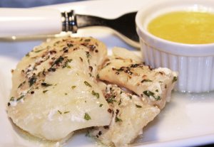 Recept online: Plat�z s citronov�m m�slem: Lehk� letn� pokrm z osma�en� ryby s petr�elouvou nat� a citronov�m m�slem 