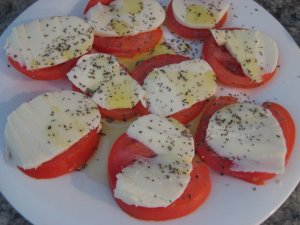 Recept online: Ryb� sal�t s raj�aty: Syt� p�edkrm z b�l�ho ryb�ho masa, vajec, majon�zy a raj�at
