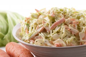 Recept online: Sal�t Coleslaw: Zeln� sal�t s cibul�, mrkv�, celerem a rozinkami, se z�livkou a majon�zou