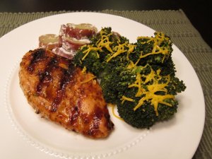 Recept online: Sma�en� marinovan� ku�ec� prs��ka: Sma�en� ku�ec� prsa marinovan� v citronov� ���v� s �esnekem a bylinkami