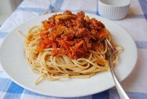 Recept online: �pagety dle italsk�ho ��fkucha�e: �pagety s om��kou z mlet�ho masa, �erven�ho v�na, raj�at, �esneku a s v�n� bazalky