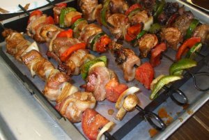 Recept online: �p�zy s ku�ec�m masem, cuketou, �ampiony a uzeninou: Grilovan� ku�ec� �p�zy prokl�dan� uzeninou, cuketou, cibul� a �ampiony pod�van� s raj�atovou om��kou
