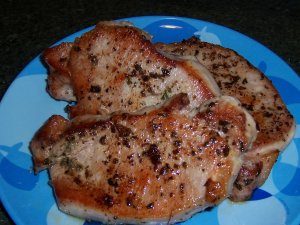 Recept online: Steaky z vep�ov�ho masa na pep�i: K�upav� ko�en�n� steaky  s om��kou z v�varu, smetany a b�l�ho v�na