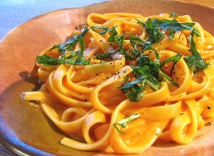 Recept online: Tagliatelle se smetanovou om��kou: Tagliatelle se smetanovou om��kou, slaninkou a parmez�nem