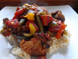 Recept online: Telec� na st�edomo�sk�  zp�sob: Telec� maso podu�en� s paprikami, raj�aty, olivami a b�l�m v�nem