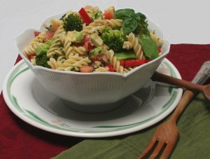 Recept online: T�stovinov� sal�t se zeleninou a majon�zou: Sal�t z tvarovan�ch t�stovin s paprikou, jarn� cibulkou a majon�zou