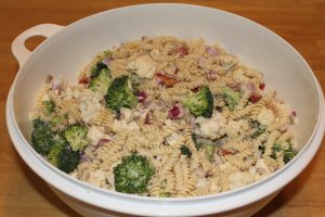 Recept online: T�stoviny s kv�t�kem a be�amelem: T�stoviny v kr�mu z rozmixovan�ho kv�t�ku,be�amelu,  mascarpone, vajec a parmaz�nu a dozlatova zape�en�