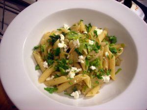 Recept online: T�stoviny s osma�en�mi kedlubnami: Penne s osma�en�mi kedlubnami, bazalkov�m pestem a parmez�nem