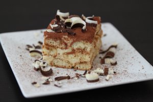 Recept online: Tiramisu: Neodolateln� italsk� dezert - kombinace pi�kot�, tradi�n�ho  smetanov�ho s�ra, ko�aku, k�vy a �okol�dy