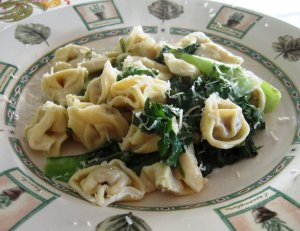 Recept online: Tortellini s ch�estem a krab�m masem: Tortellini se s�rem, raj�aty, ch�estem,zelen�m pep�em a krab�m masem, p�elit� smetanovou om��kou s ko�akem