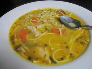 Recept online: Tradi�n� ku�ec� pol�vka s nudlemi: Vydatn� dr�be�� v�var s masem , mrkv� a nudlemi