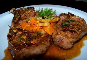 Recept online: Vep�ov� na pomeran��ch: Pikantn� ko�en�n� zape�en�  kotletky s pl�tky pomeran��